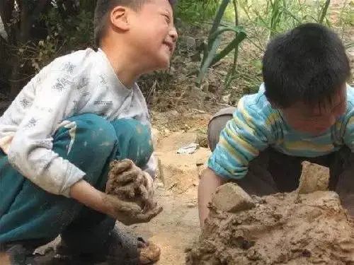 那时候,小孩子的课业生活非常丰富,一群小伙伴来家里找你,一起在院子